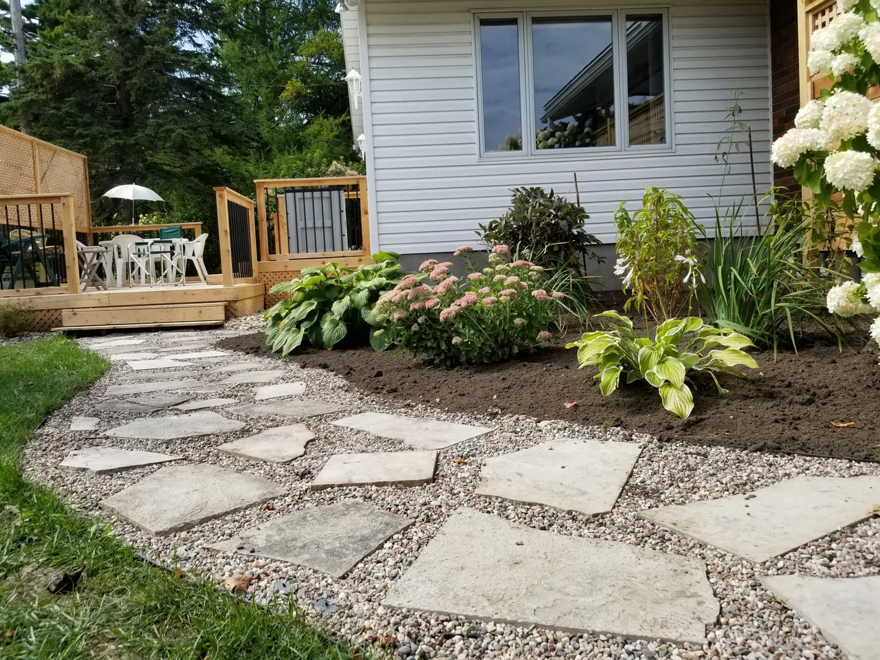 Flagstone walkway in pea gravel in Barrhaven by ALM Construction